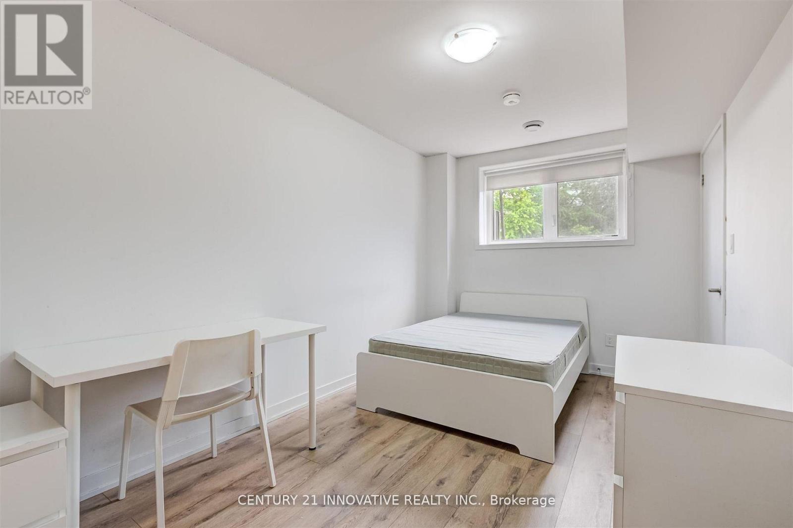 16 - 1720 Simcoe Street Property Photo 9