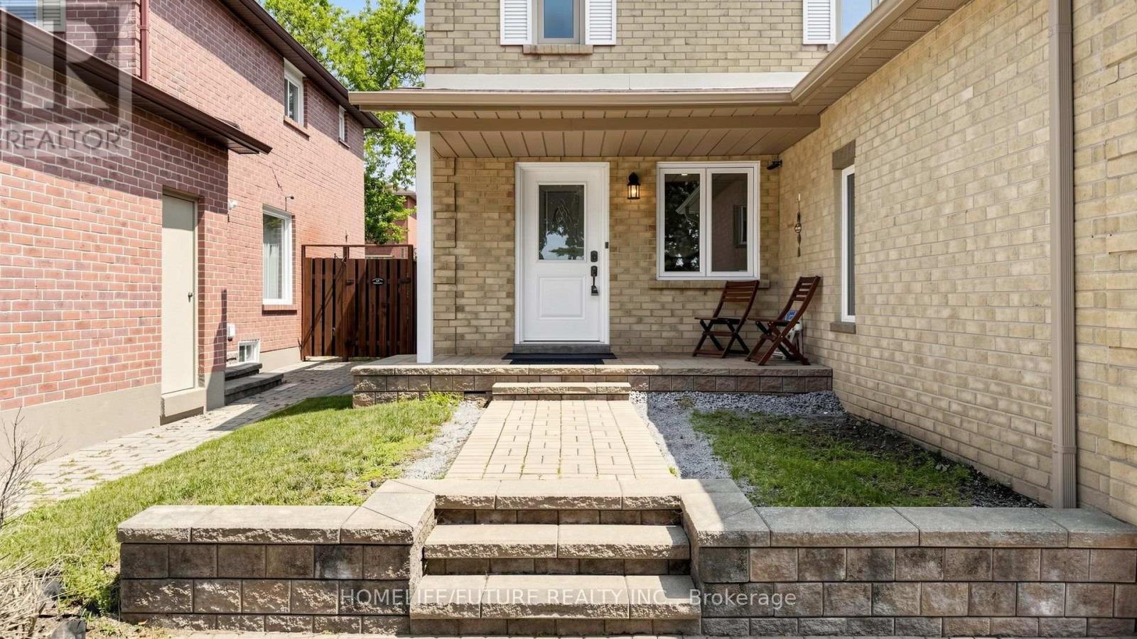 168 Large Crescent Property Photo 4