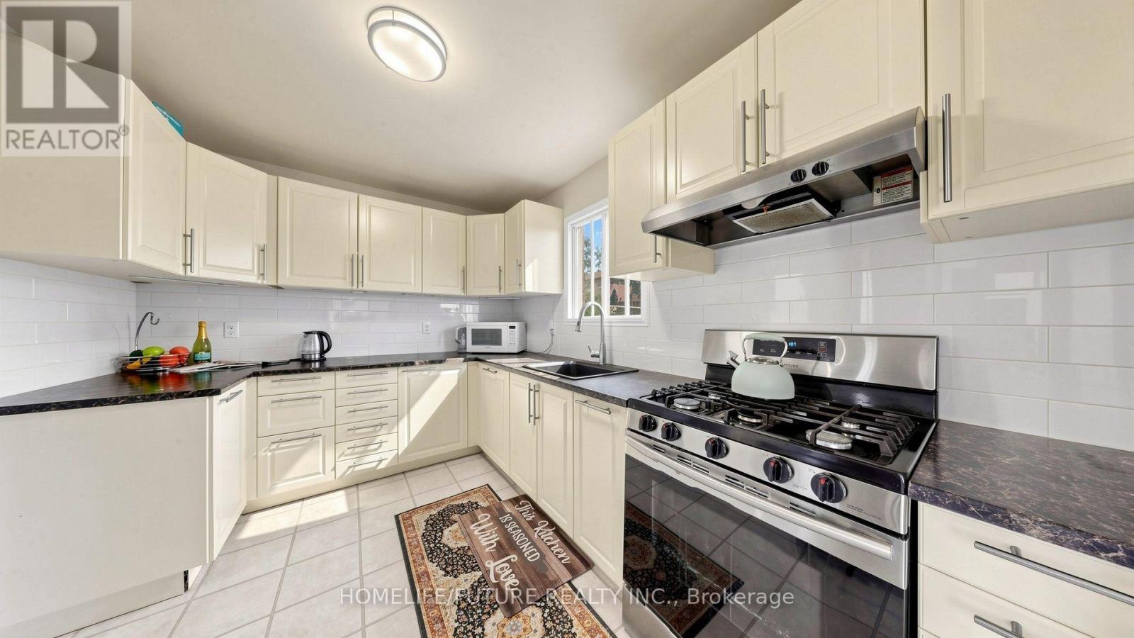 168 Large Crescent Property Photo 6