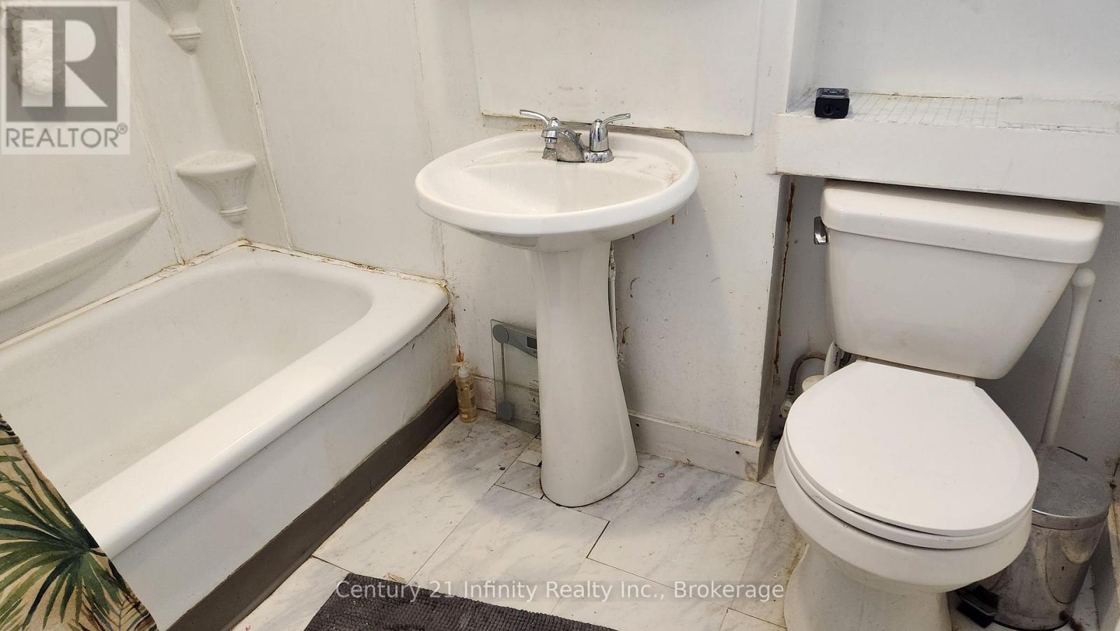 2 - 134 Simcoe Street S Property Photo 2