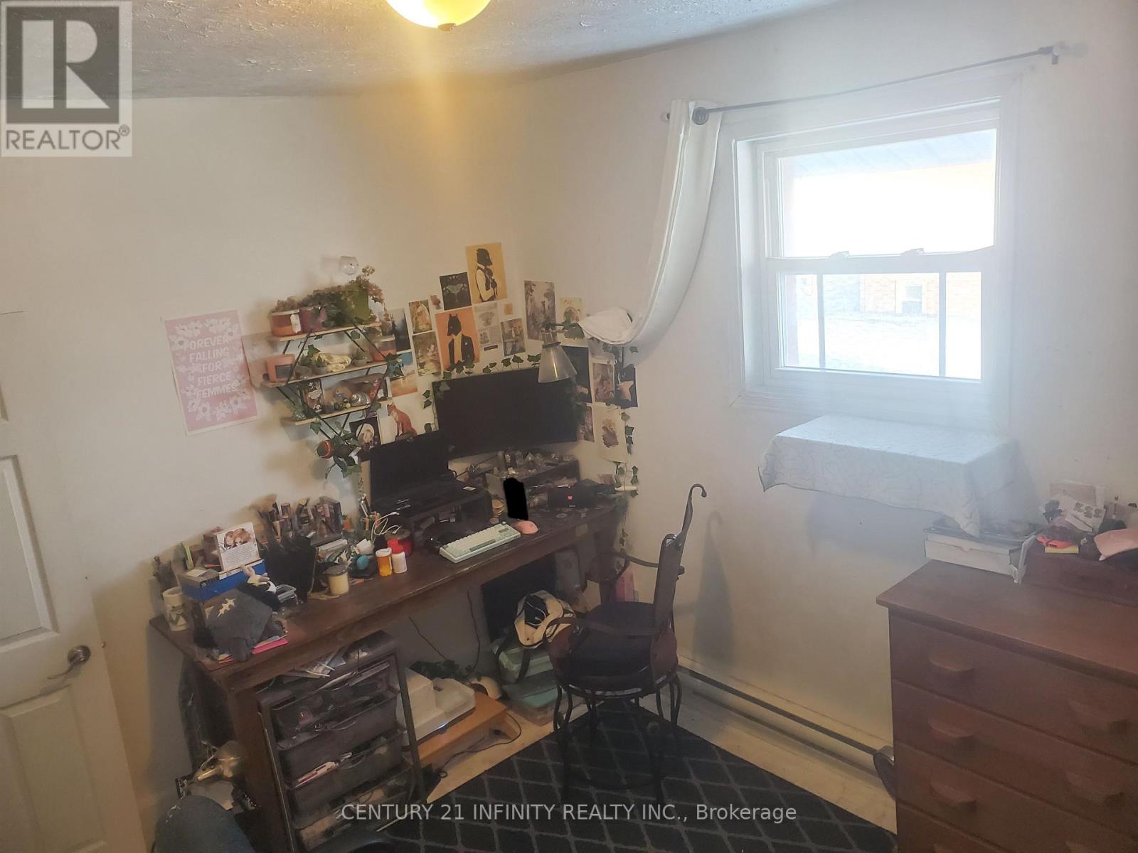 2 - 134 Simcoe Street S Property Photo 4