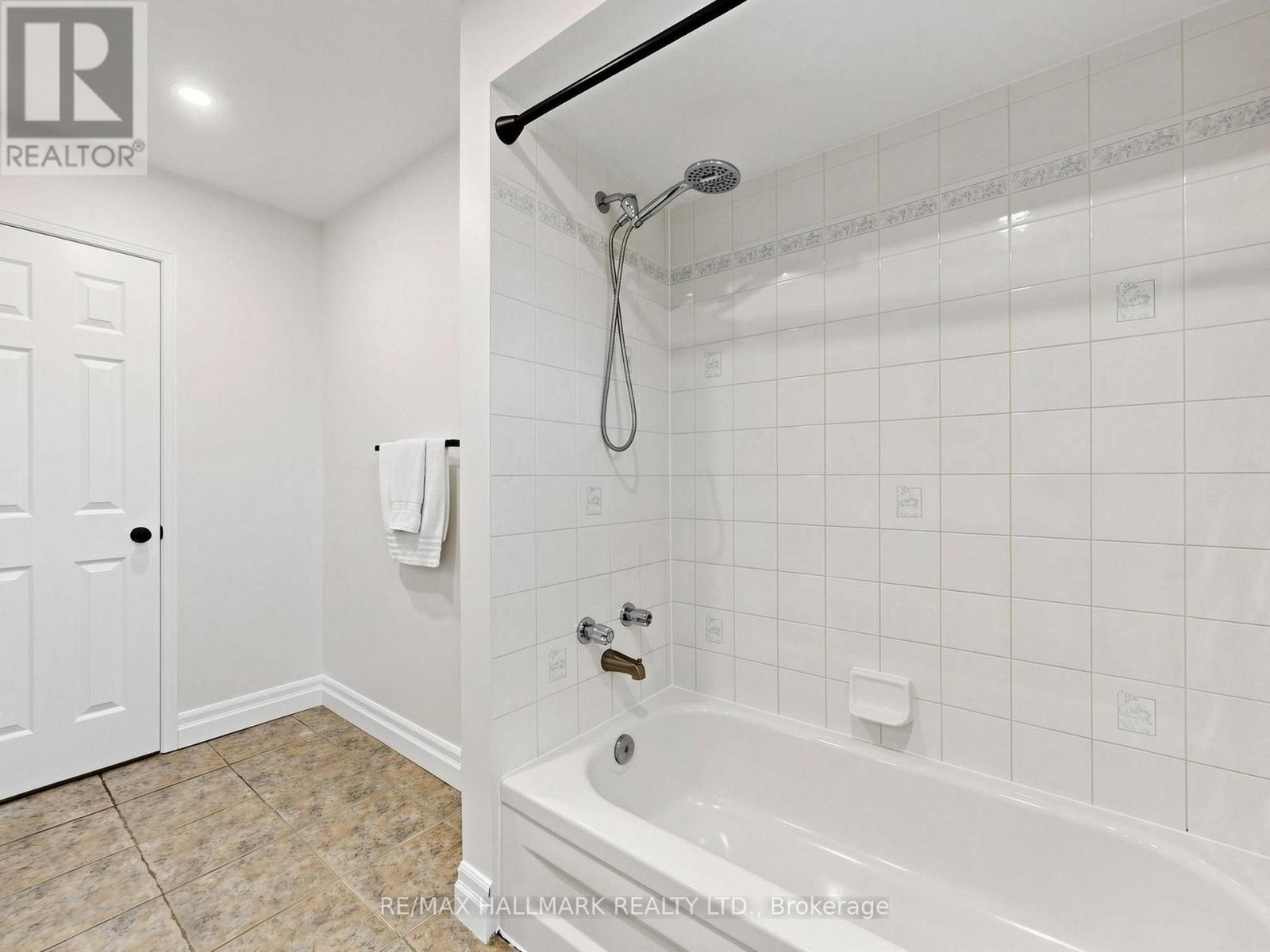 18 Howes Street Property Photo 29