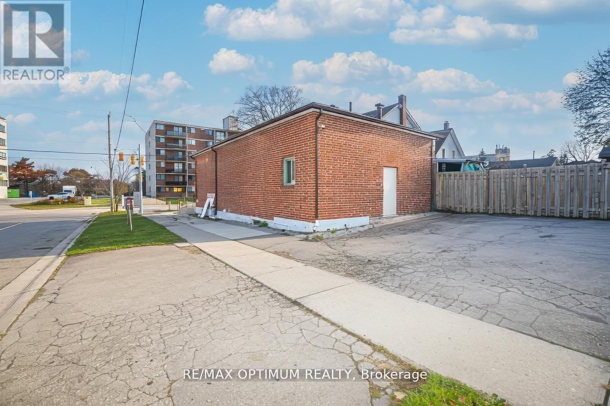 168 Bloor Street W Property Photo 8