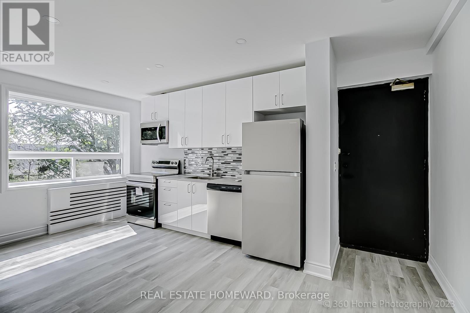 10 - 419 Woodbine Avenue Property Photo 4