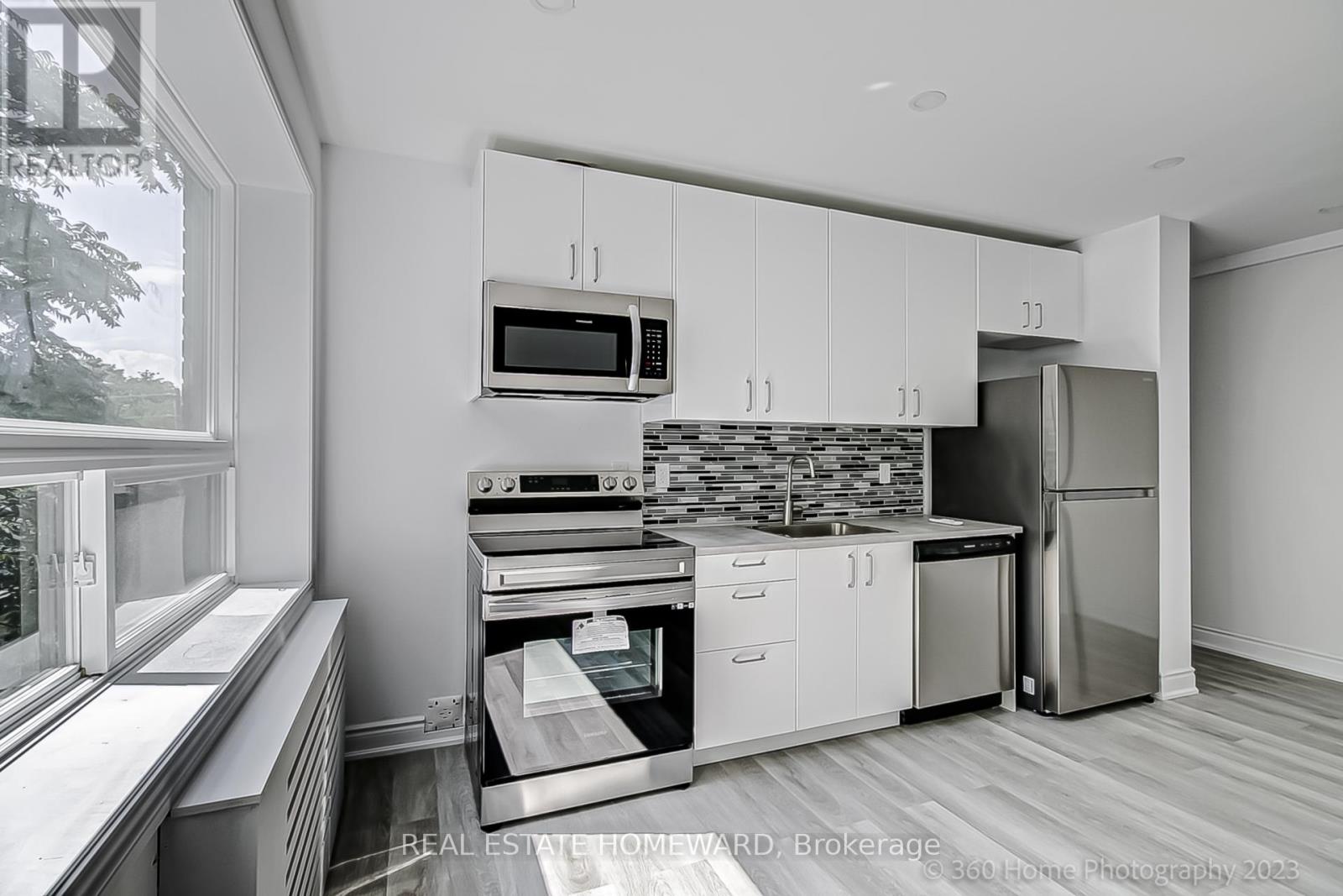 10 - 419 Woodbine Avenue Property Photo 5