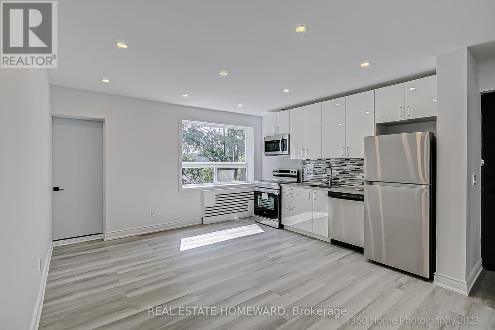 10 - 419 Woodbine Avenue Property Photo 7