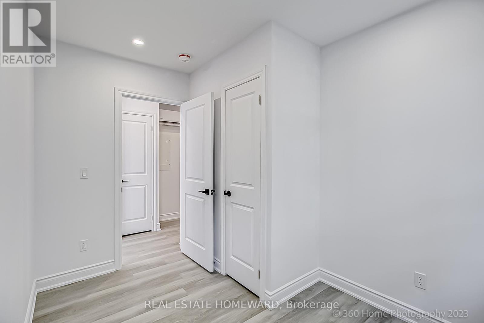 10 - 419 Woodbine Avenue Property Photo 13