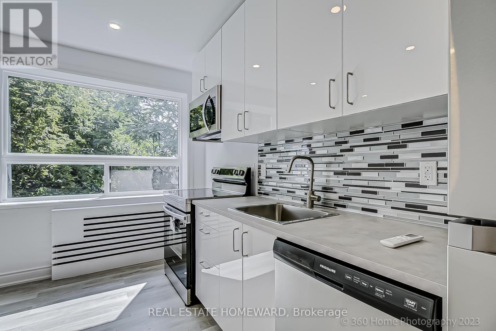 10 - 419 Woodbine Avenue Property Photo 20