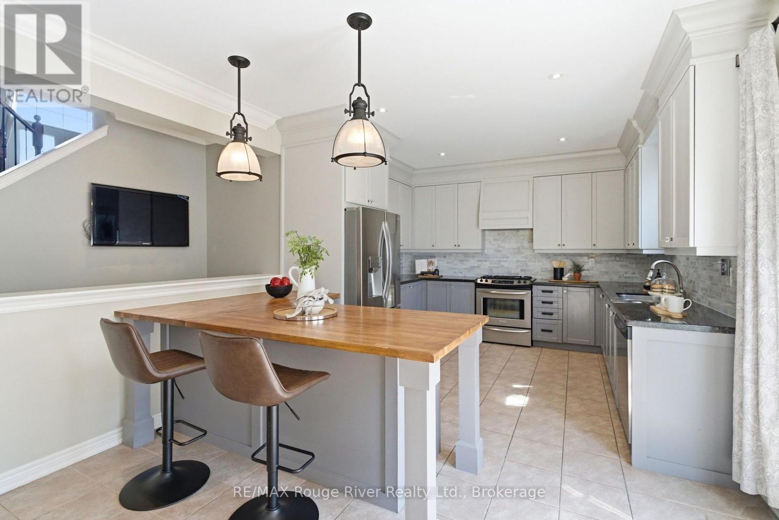 18 Rainbow Crescent Property Photo 10