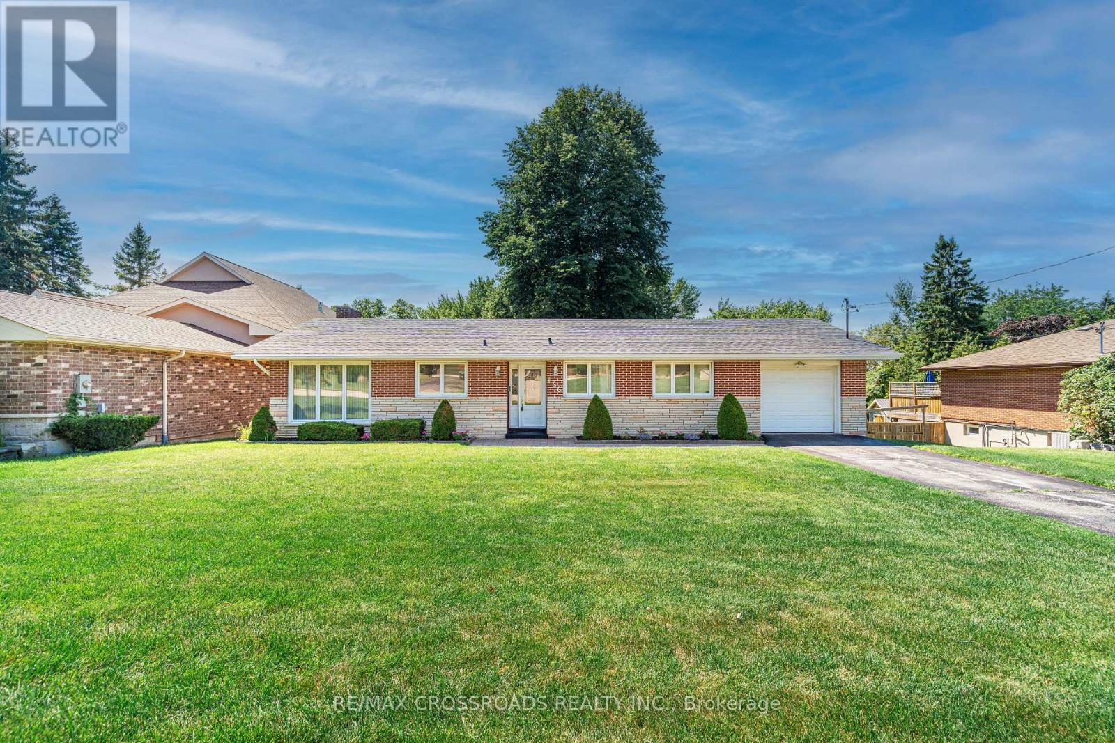166 Elizabeth Crescent N Property Photo 1