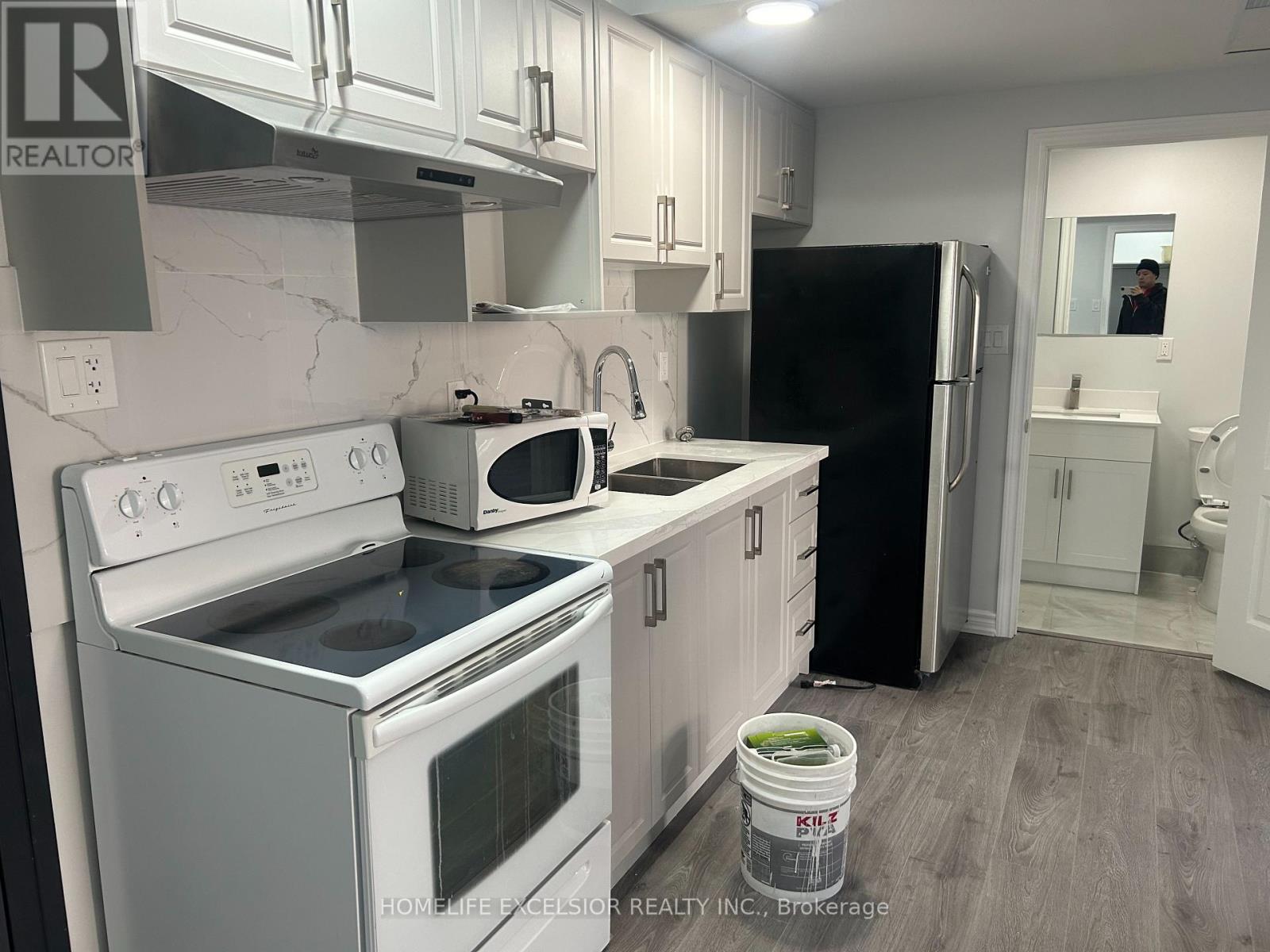 UNIT 3 - 3 SIMCOE STREET S Property Photo 1