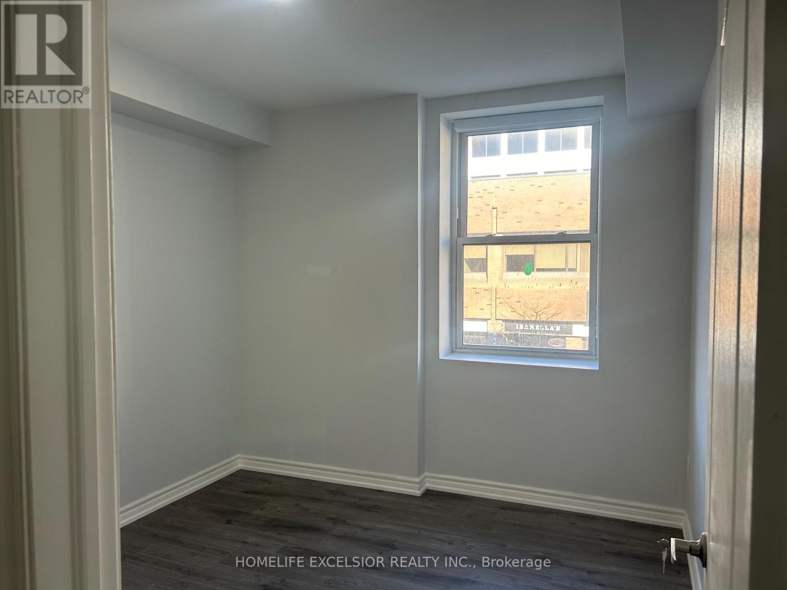 Unit 3 - 3 Simcoe Street S Property Photo 3