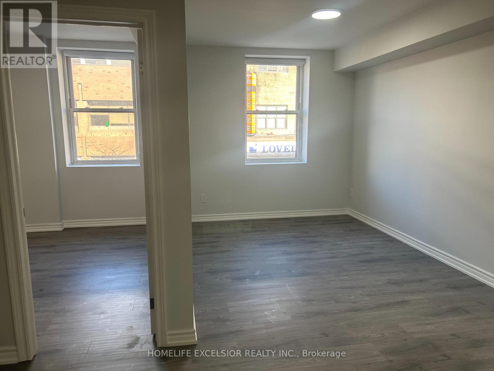 Unit 3 - 3 Simcoe Street S Property Photo 4