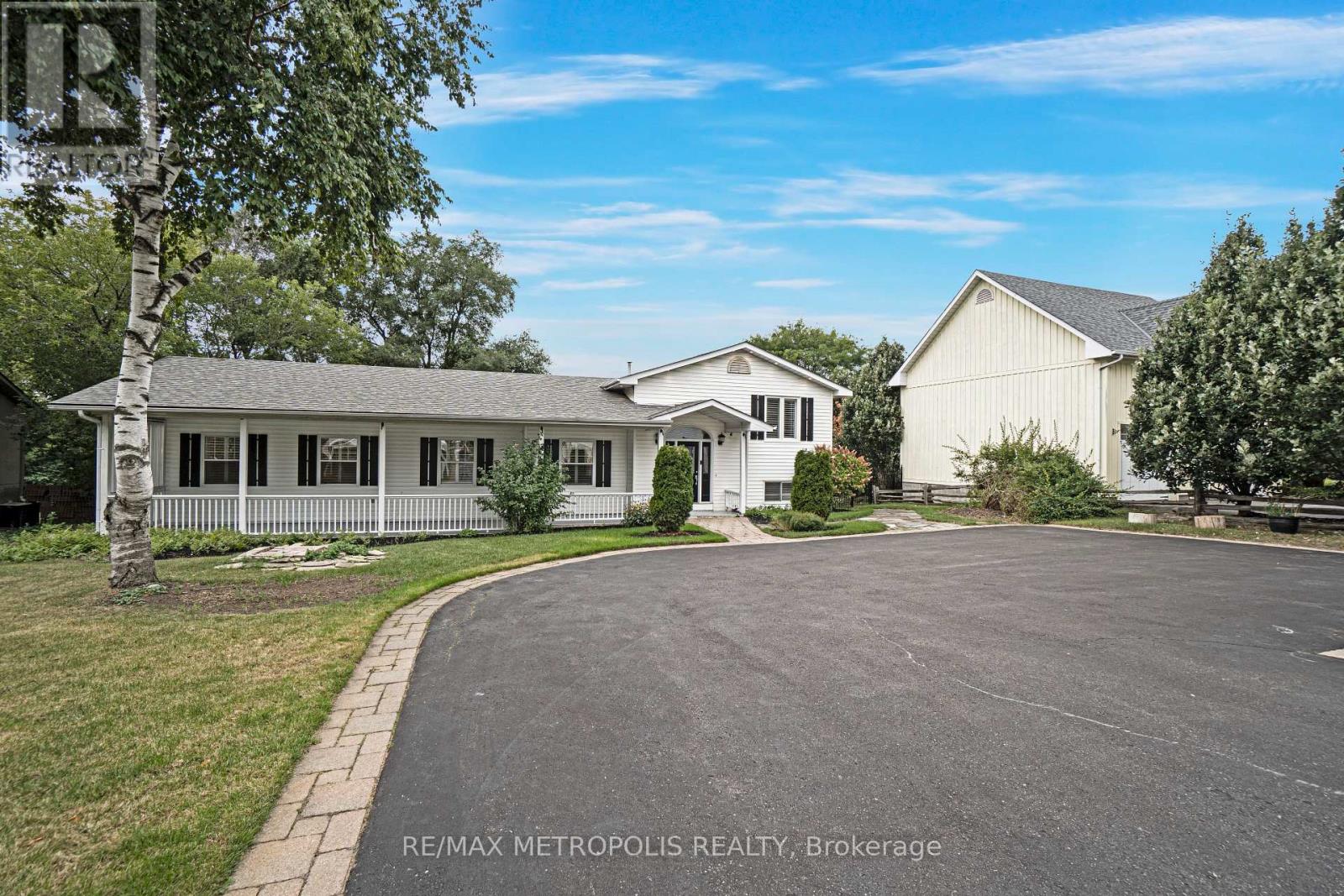 1872 Appleview Road Property Photo 4