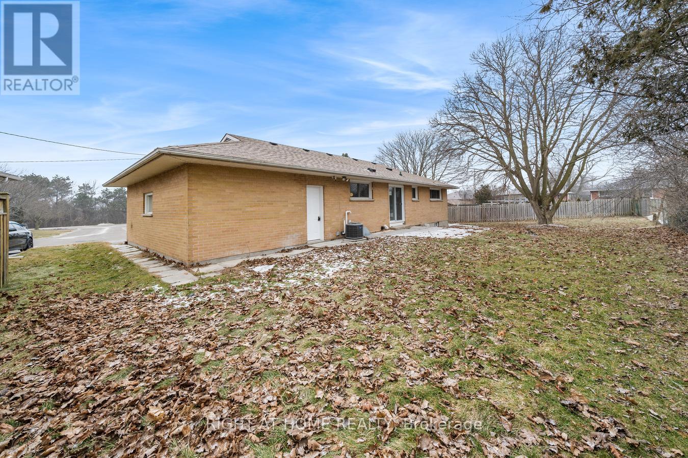 Lower - 582 Carlyle Court Property Photo 12