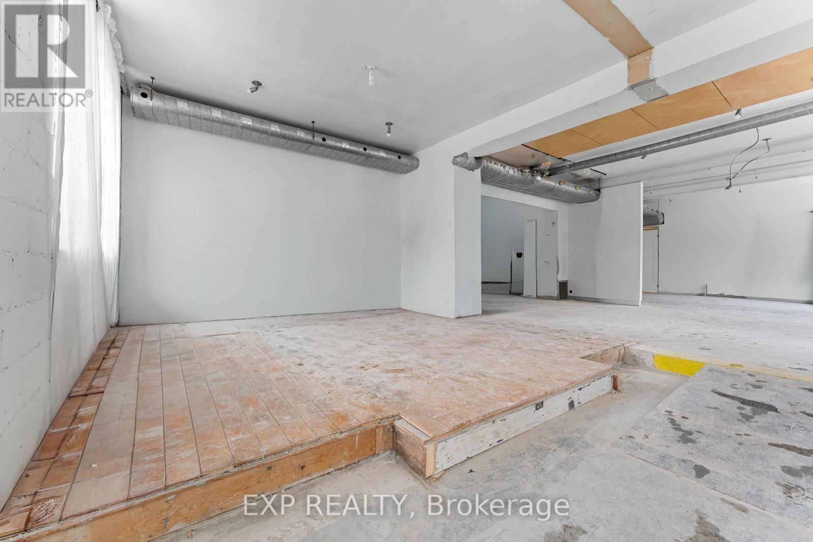 1558 Queen Street E Property Photo 3