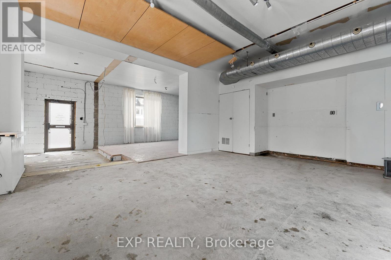 1558 Queen Street E Property Photo 4