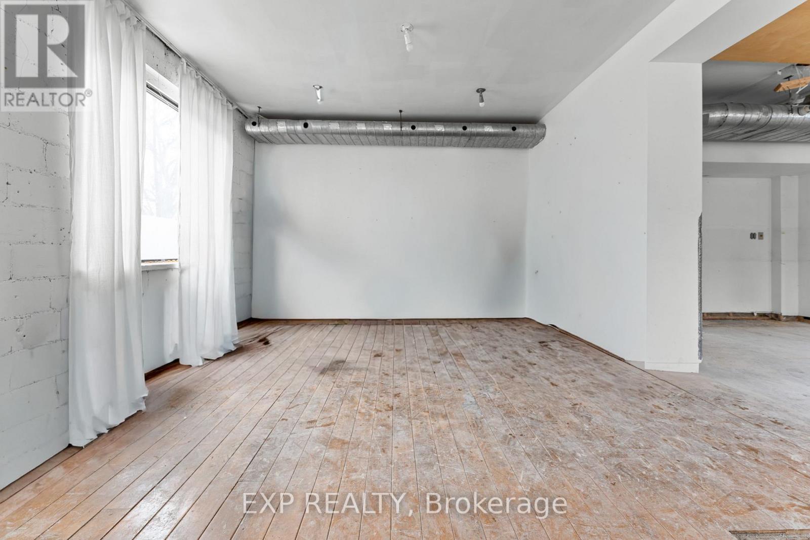 1558 Queen Street E Property Photo 5