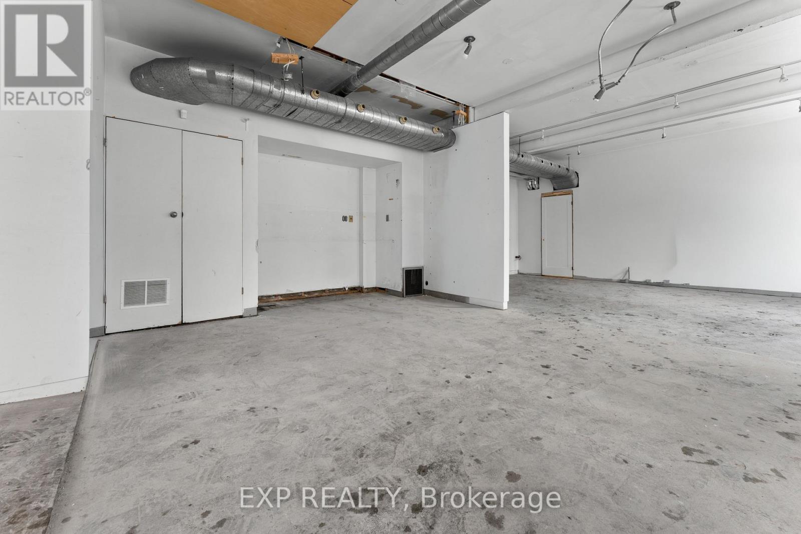 1558 Queen Street E Property Photo 8