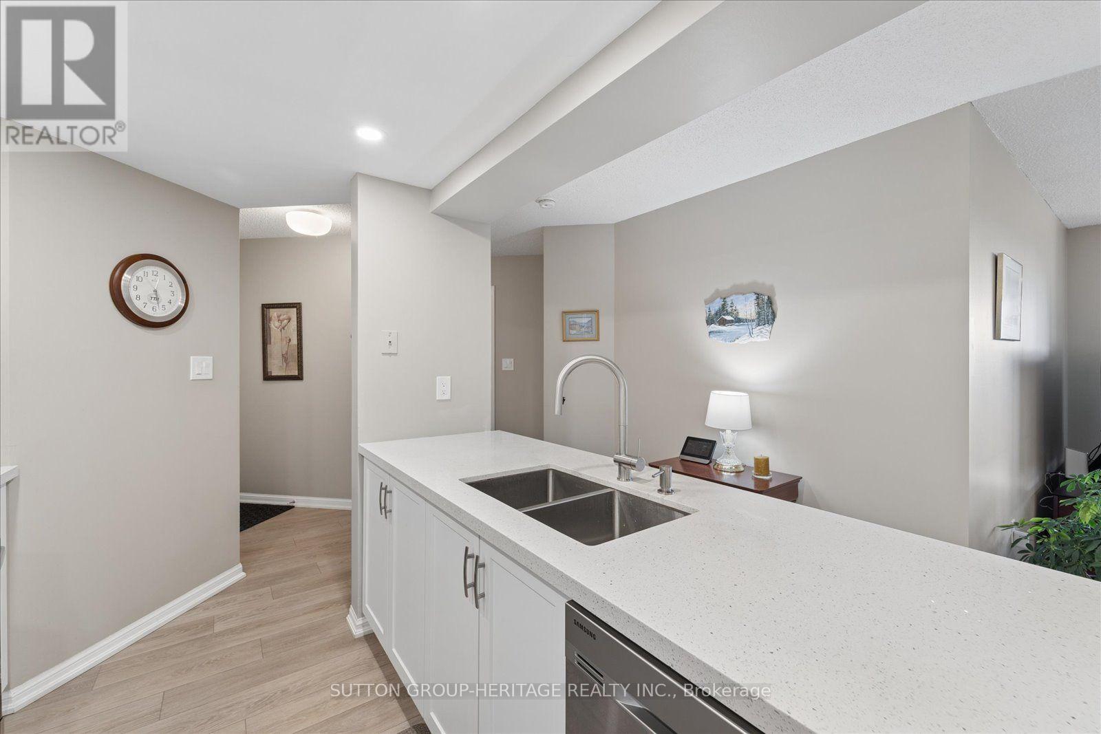 615 - 712 Rossland Road E Property Photo 15