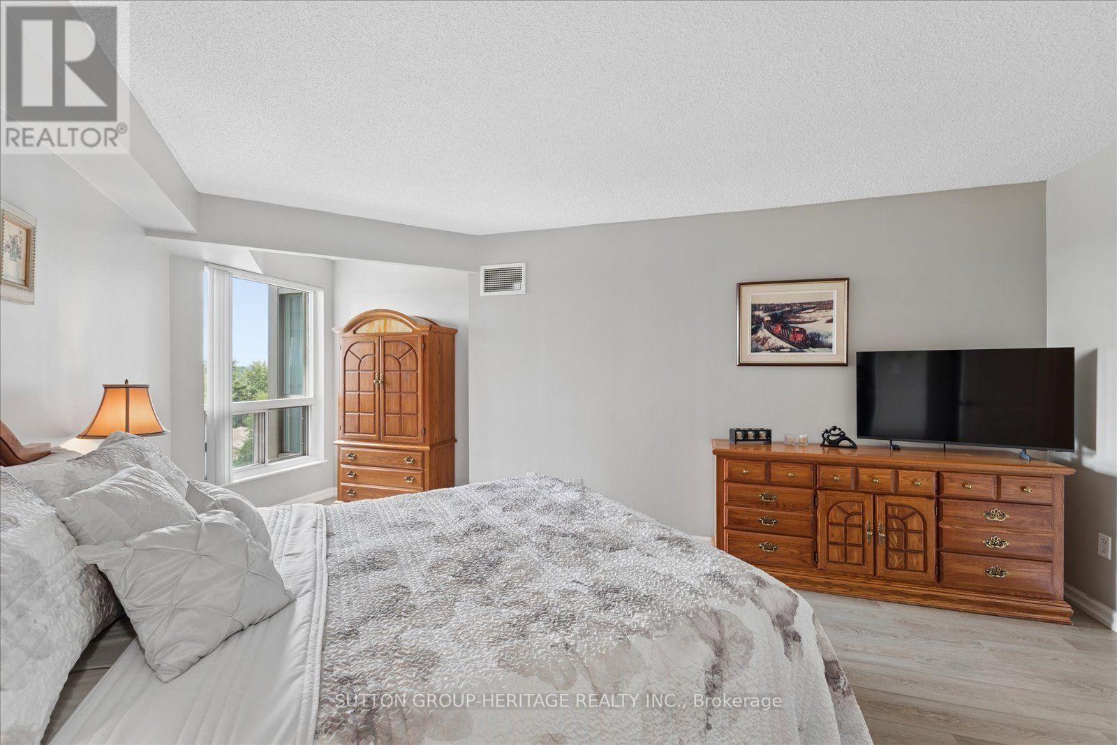 615 - 712 Rossland Road E Property Photo 27