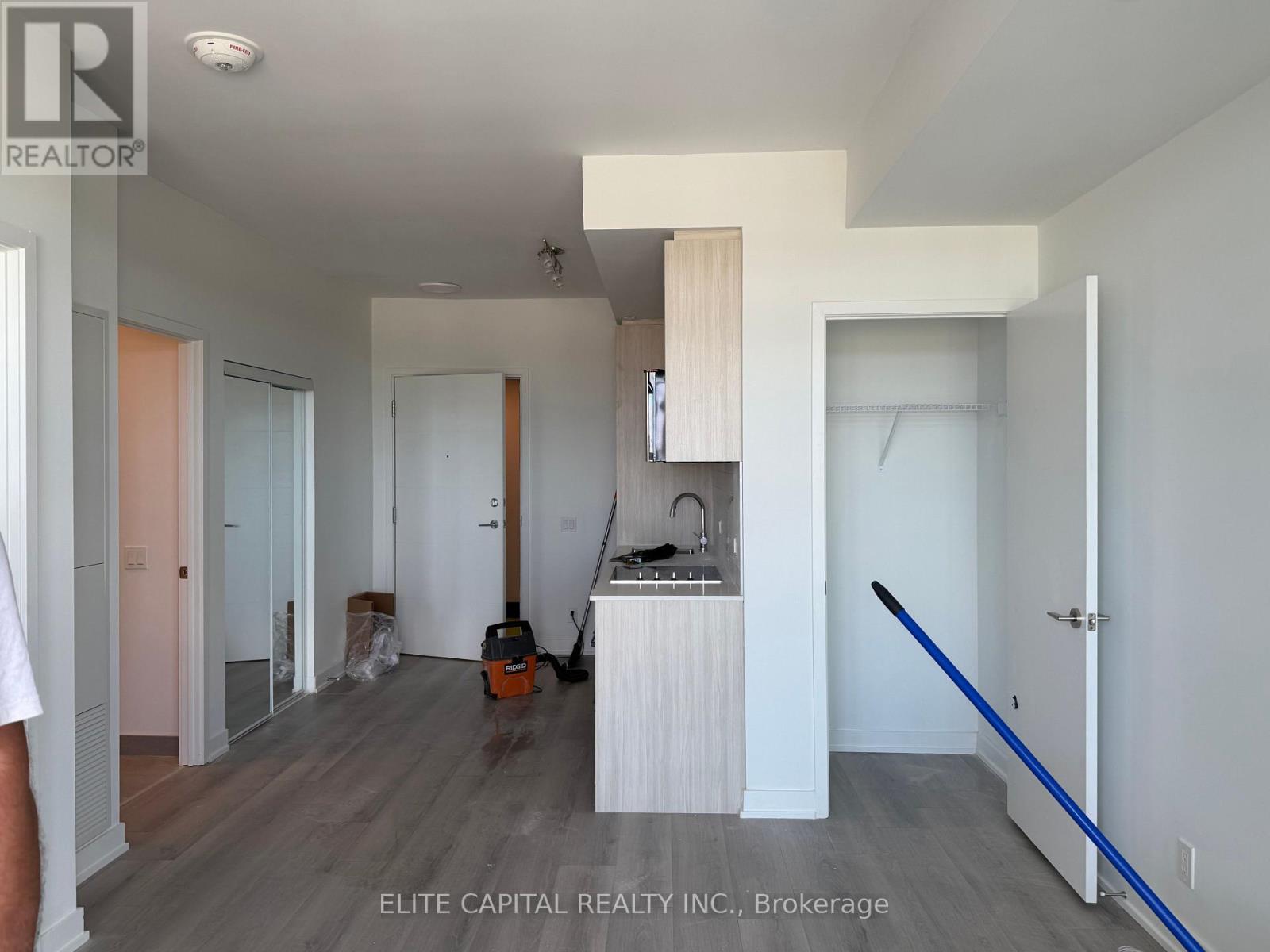 521 - 20 Deans Drive Property Photo 3