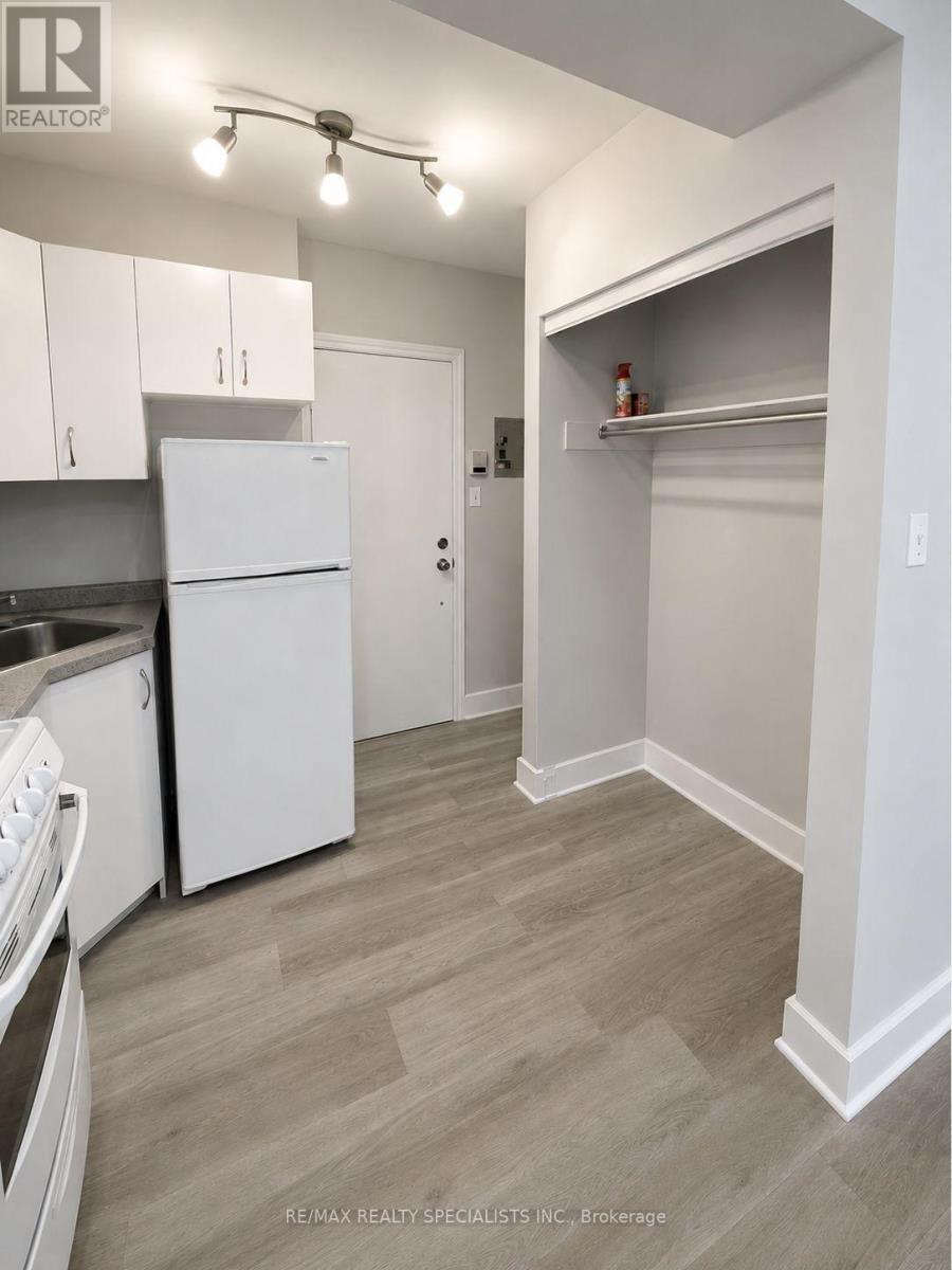 1659 Gerrard Street E Property Photo 7