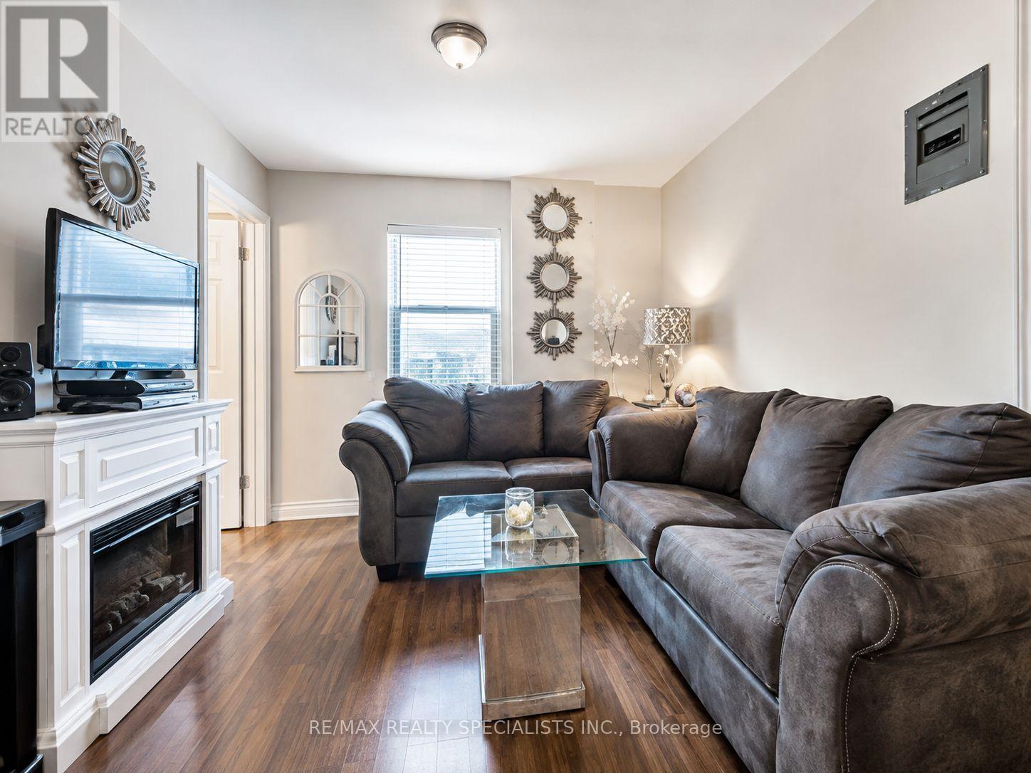 1659 Gerrard Street E Property Photo 13