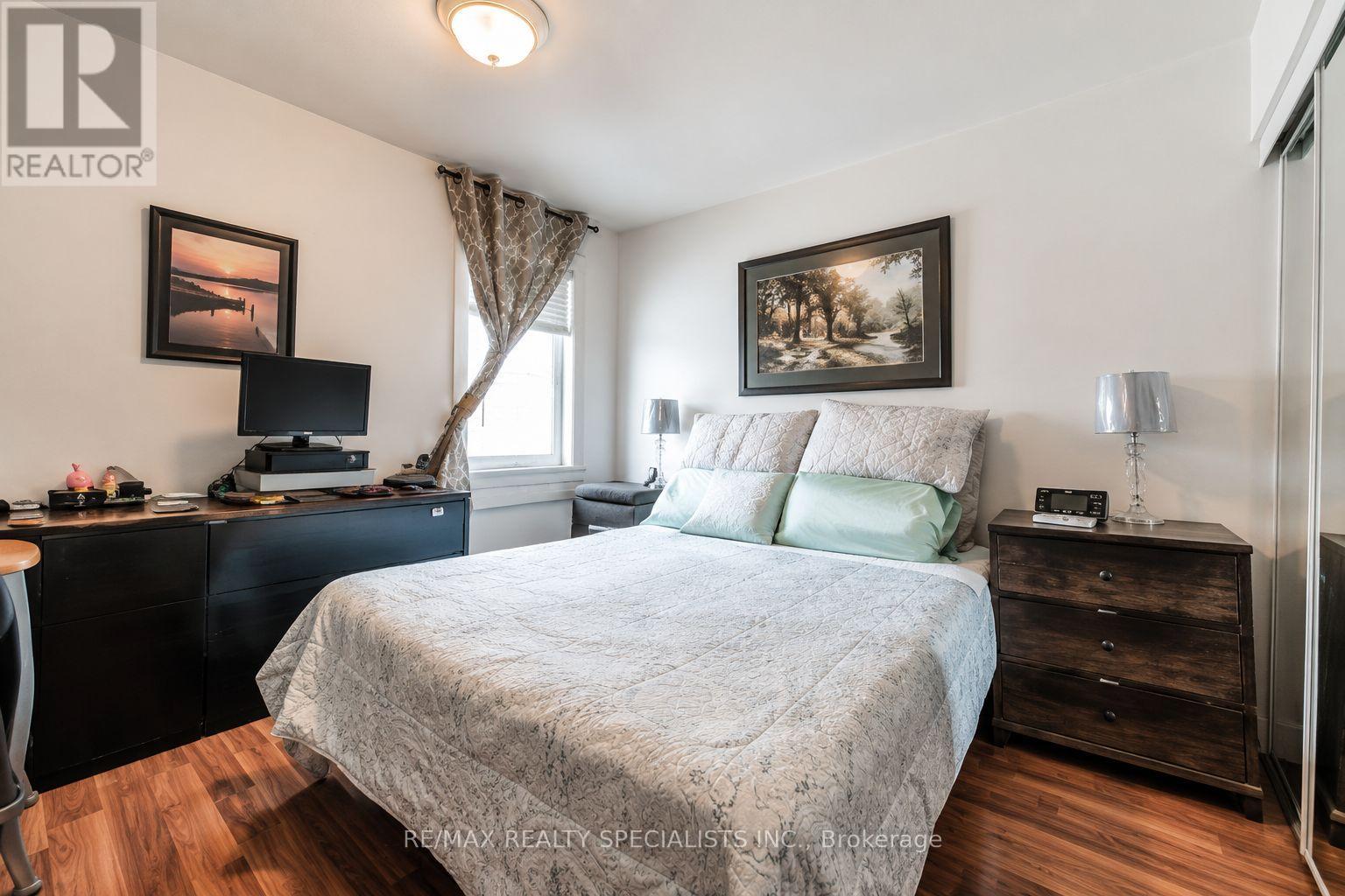 1659 Gerrard Street E Property Photo 14