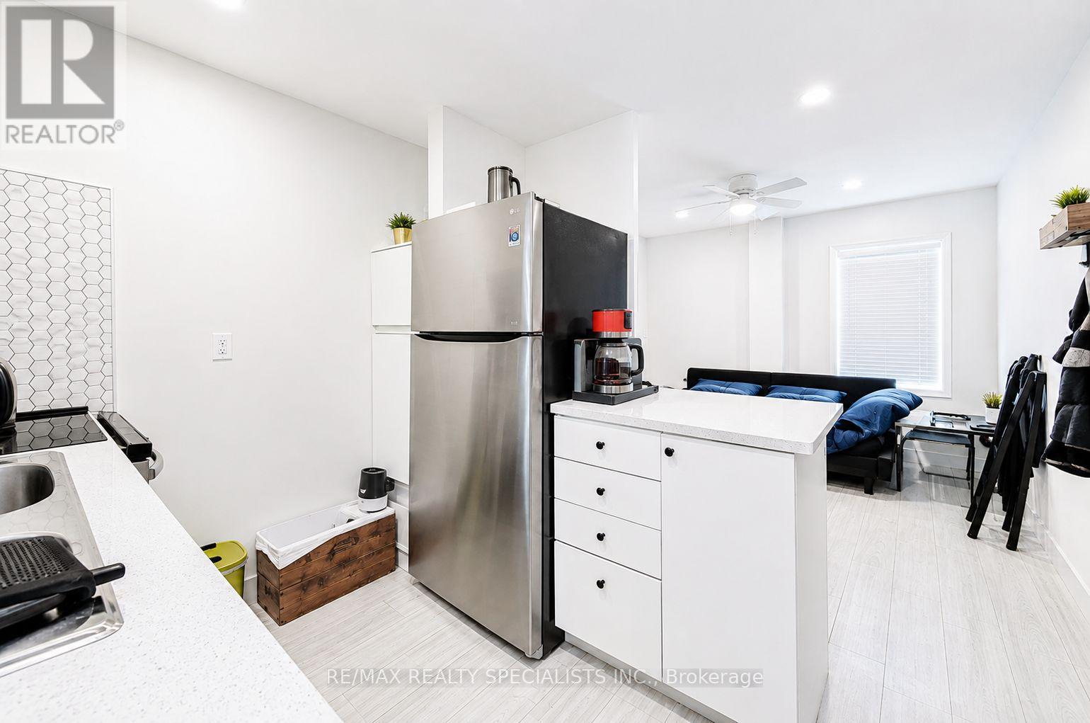 1659 Gerrard Street E Property Photo 20