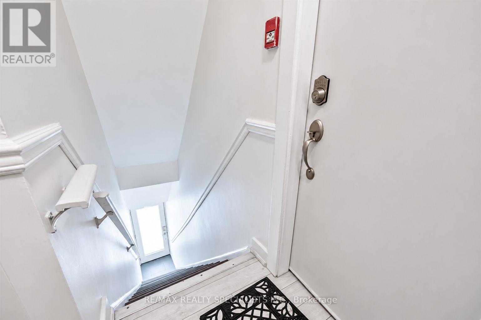 1659 Gerrard Street E Property Photo 21