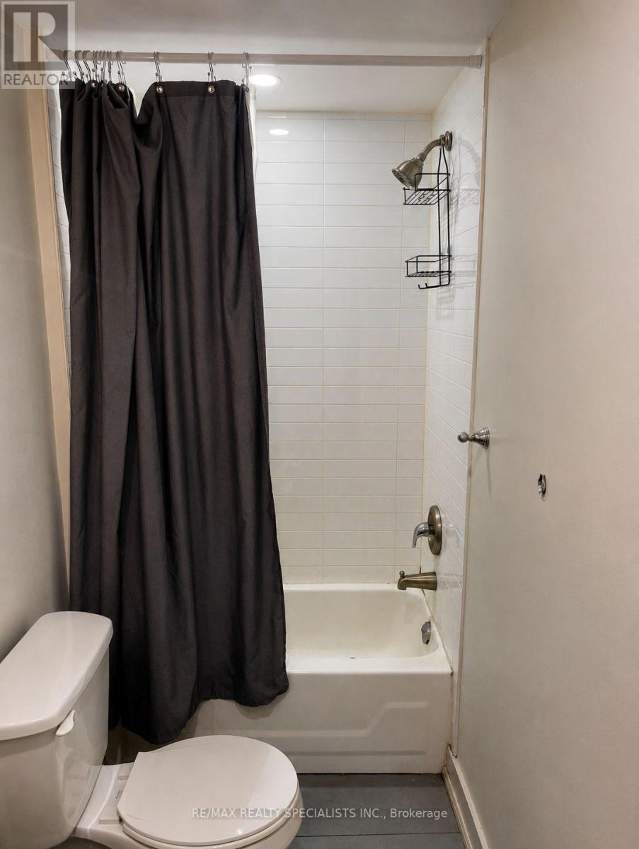 1659 Gerrard Street E Property Photo 25