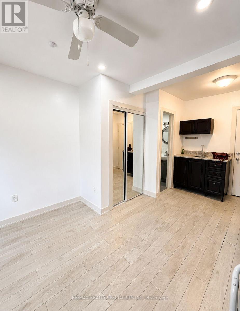1659 Gerrard Street E Property Photo 33