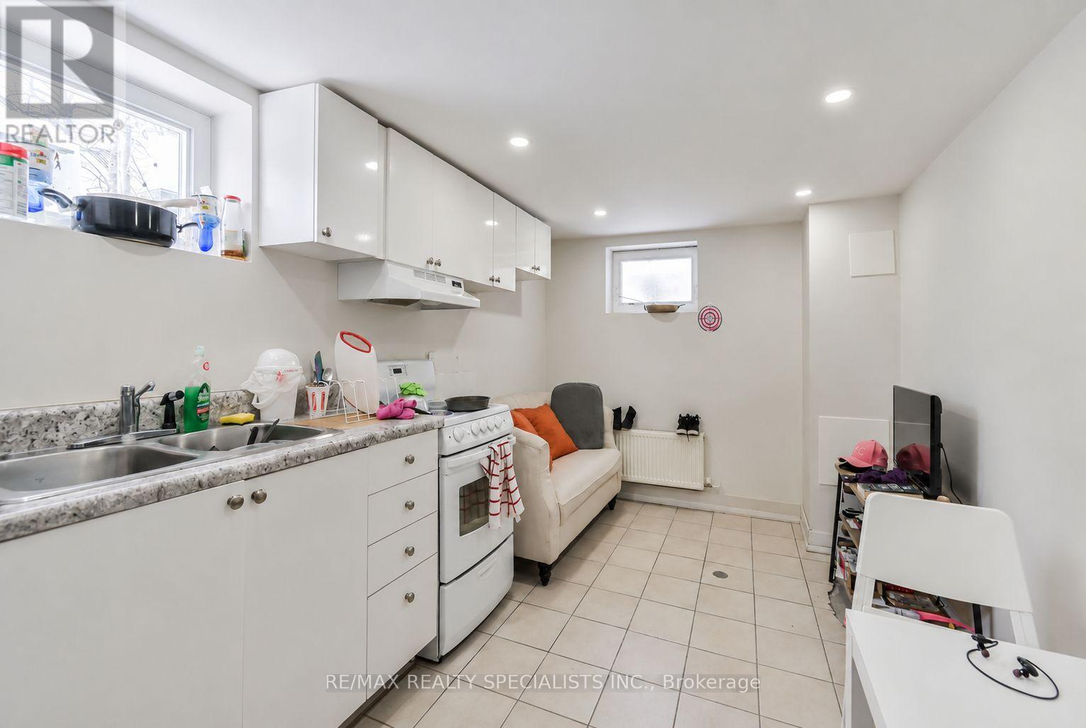 1659 Gerrard Street E Property Photo 43