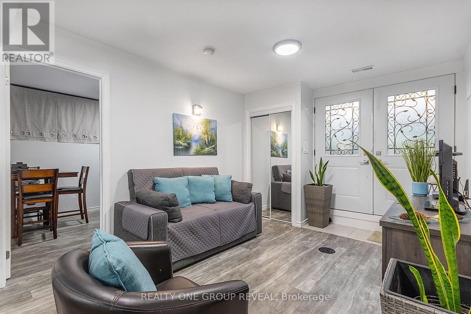 524 Simcoe Street S Property Photo 12
