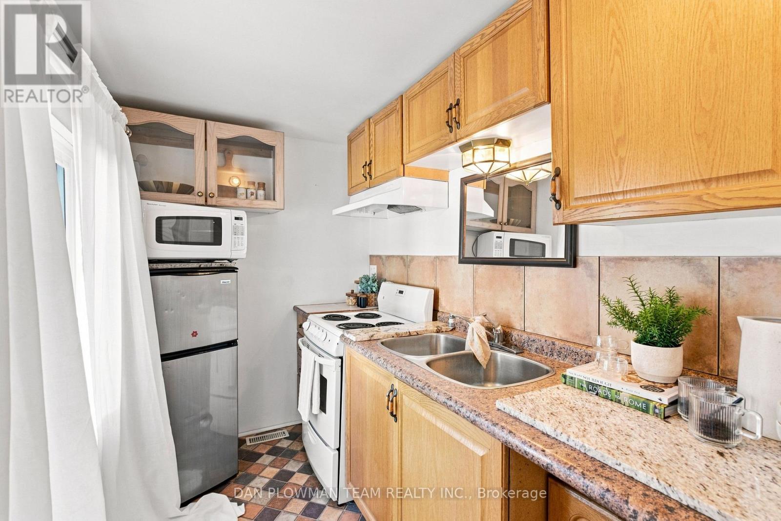 519 Kingston Road W Property Photo 25