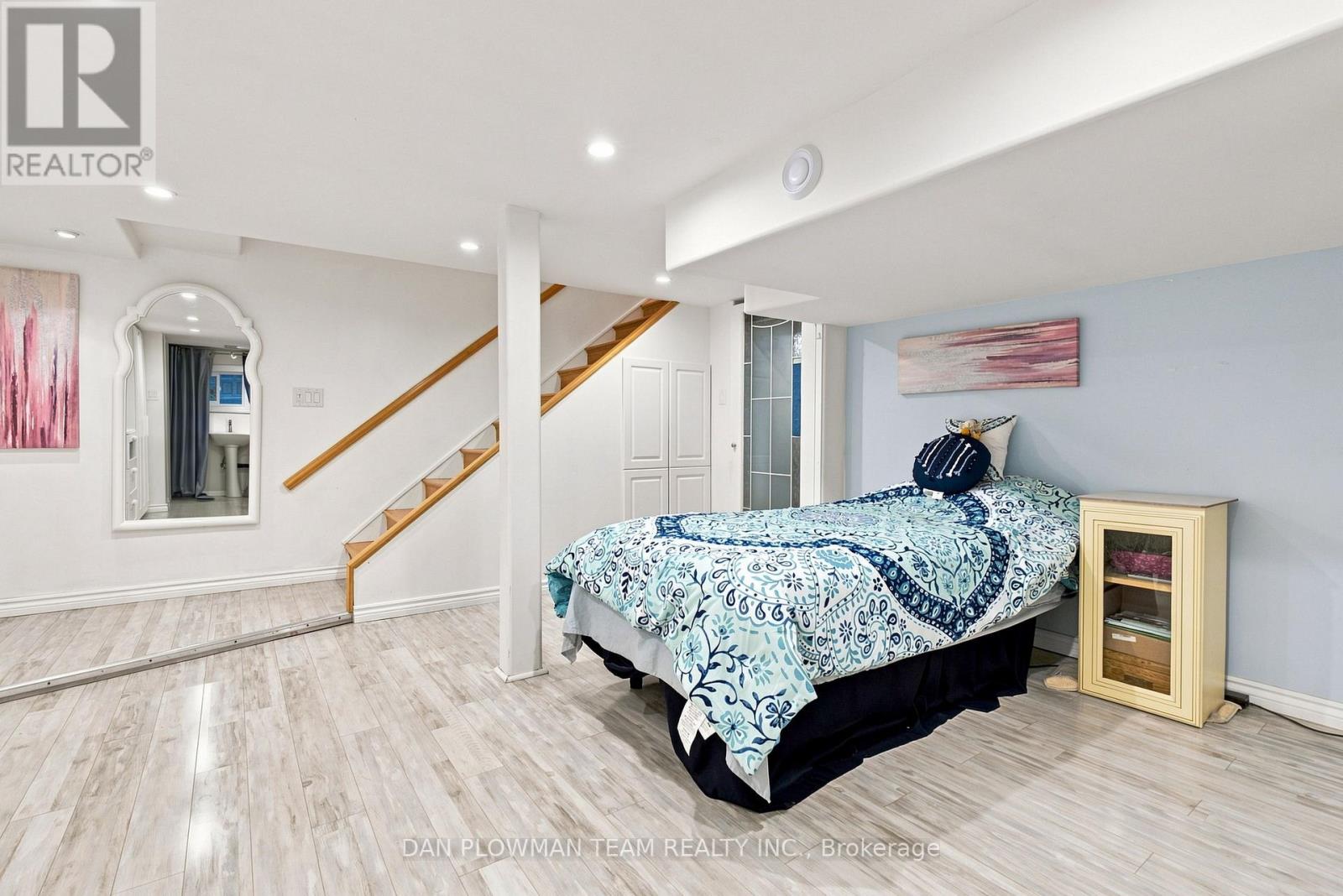 519 Kingston Road W Property Photo 37