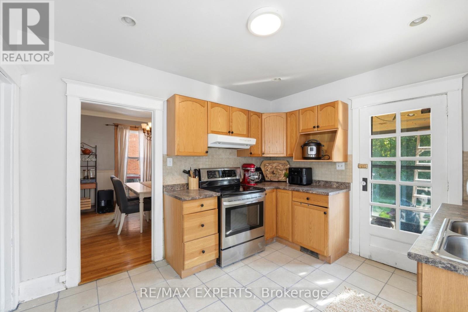 18 Rowe Street Property Photo 13