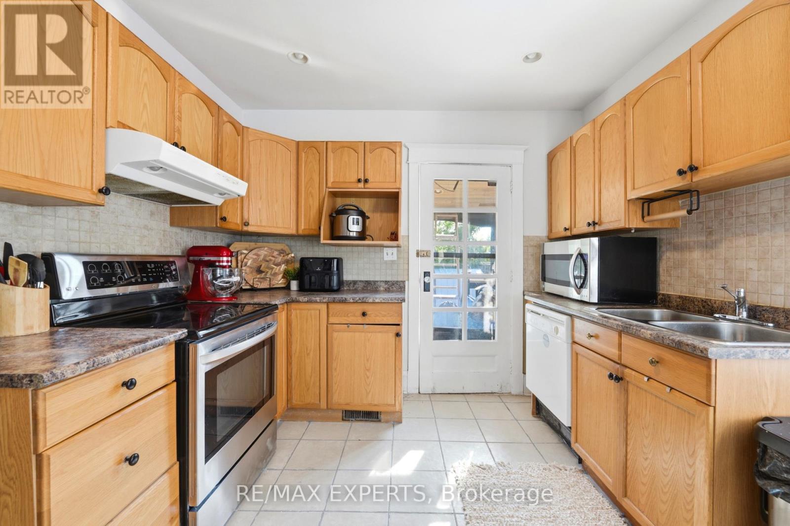 18 Rowe Street Property Photo 15