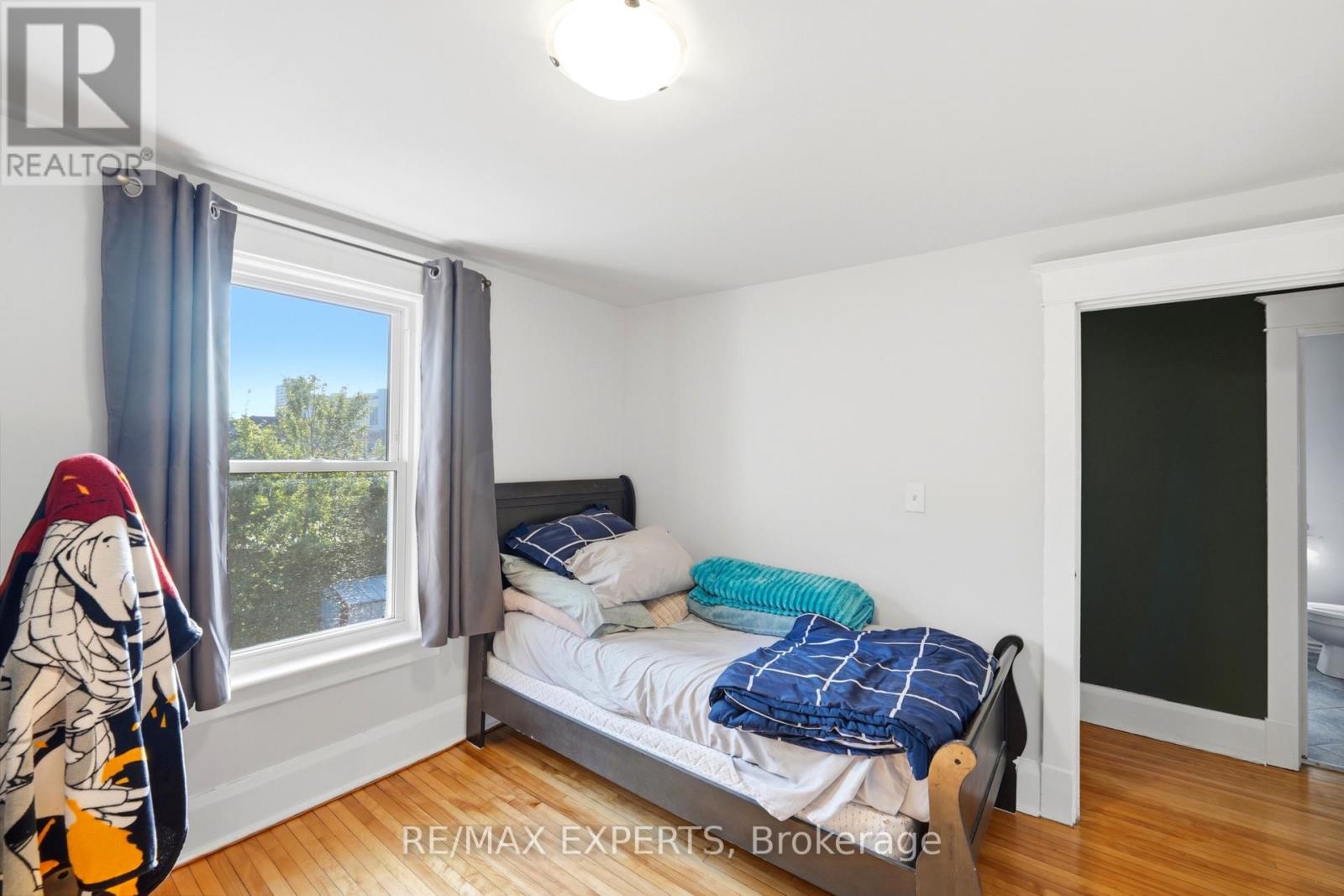 18 Rowe Street Property Photo 26