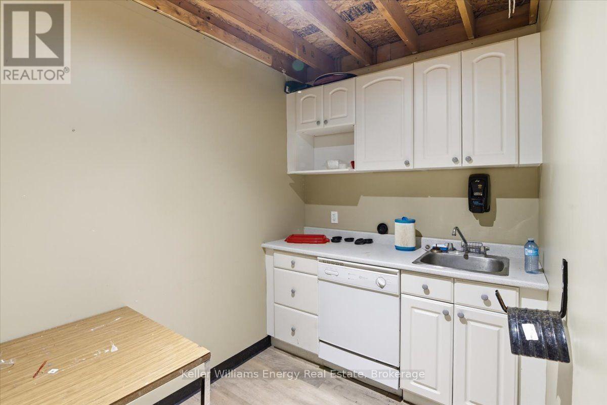 D3 - 1540 Dundas Street E Property Photo 8