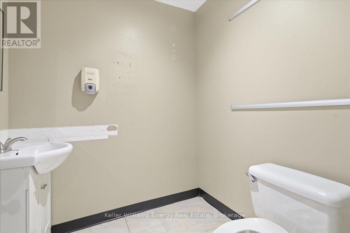 D3 - 1540 Dundas Street E Property Photo 9