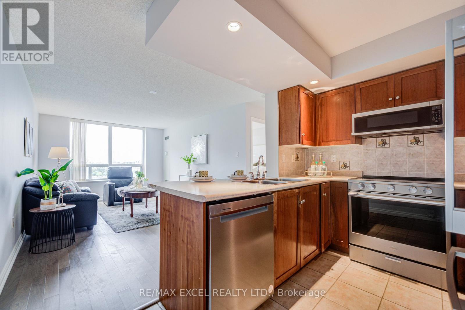 739 - 125 OMNI DRIVE W Property Photo 1
