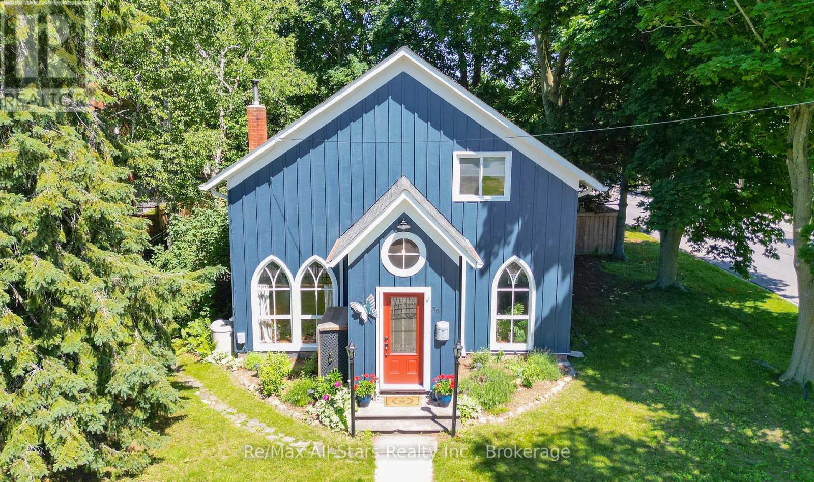 36 Emily Street E Property Photo 2