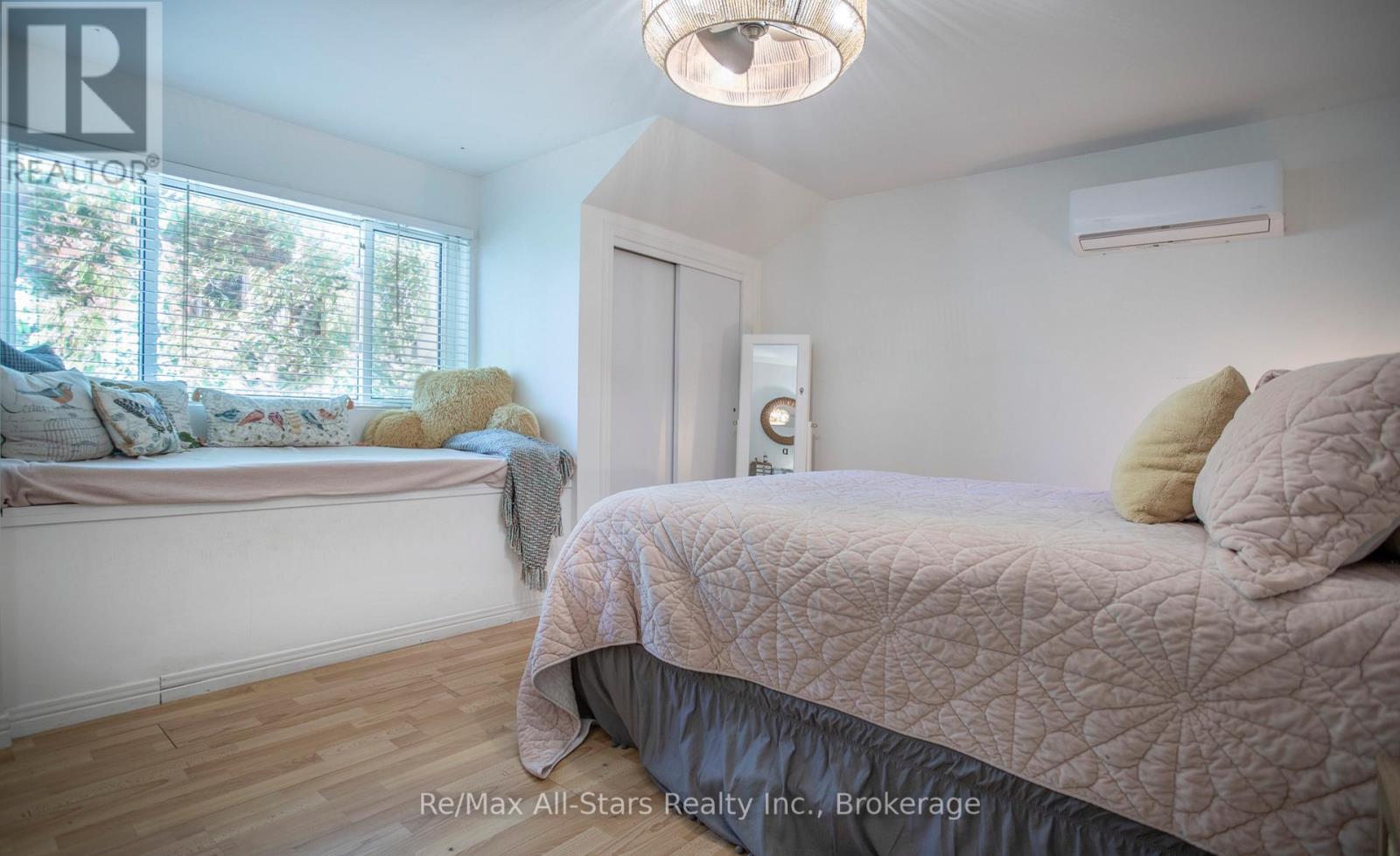 36 Emily Street E Property Photo 28