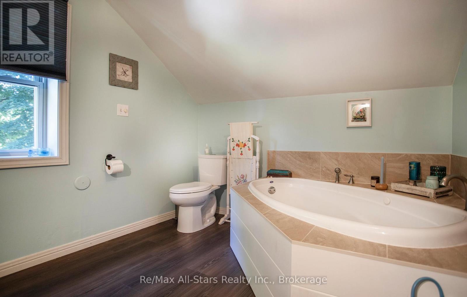 36 Emily Street E Property Photo 32