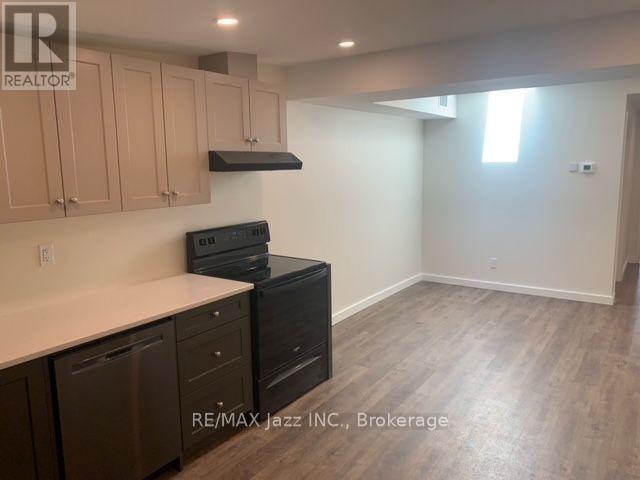 Upper - 16 Simcoe Street S Property Photo 7