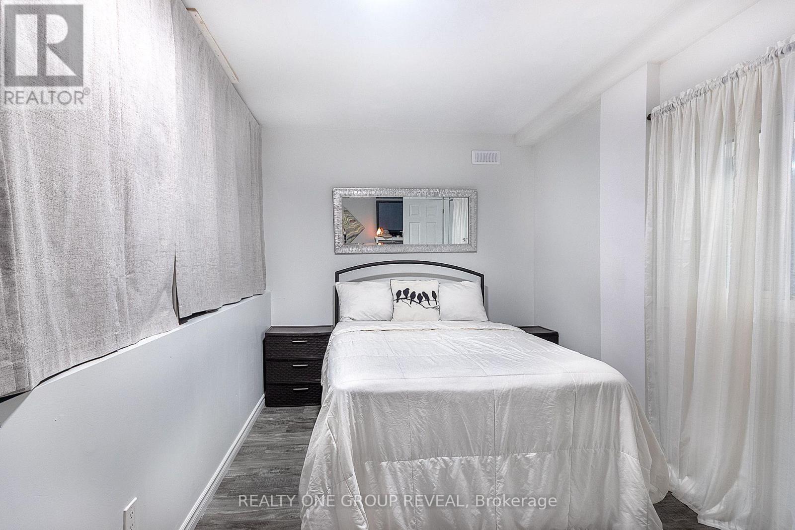 Lower - 524 Simcoe Street S Property Photo 8