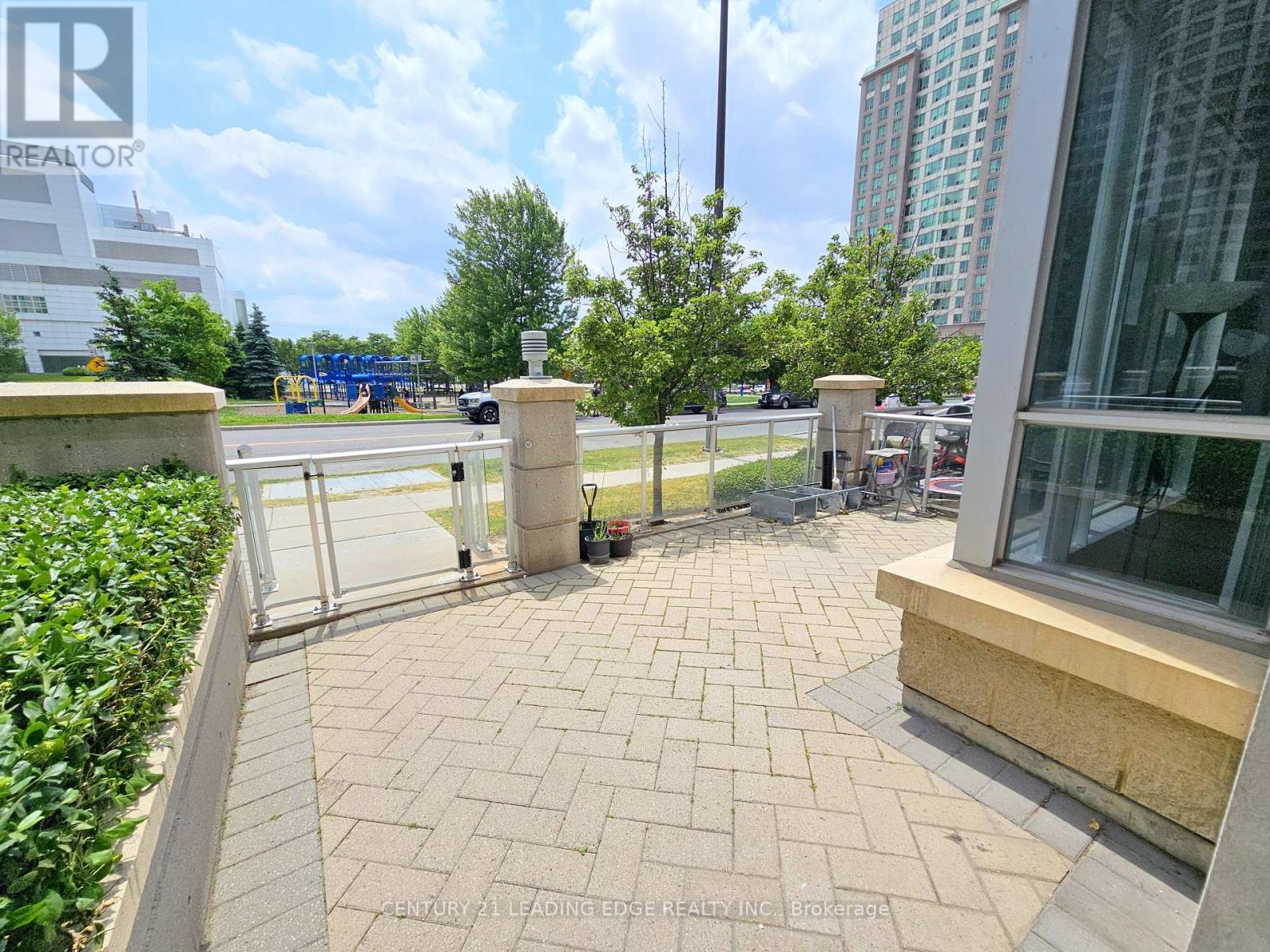 Th120 - 38 Lee Centre Drive Property Photo 3