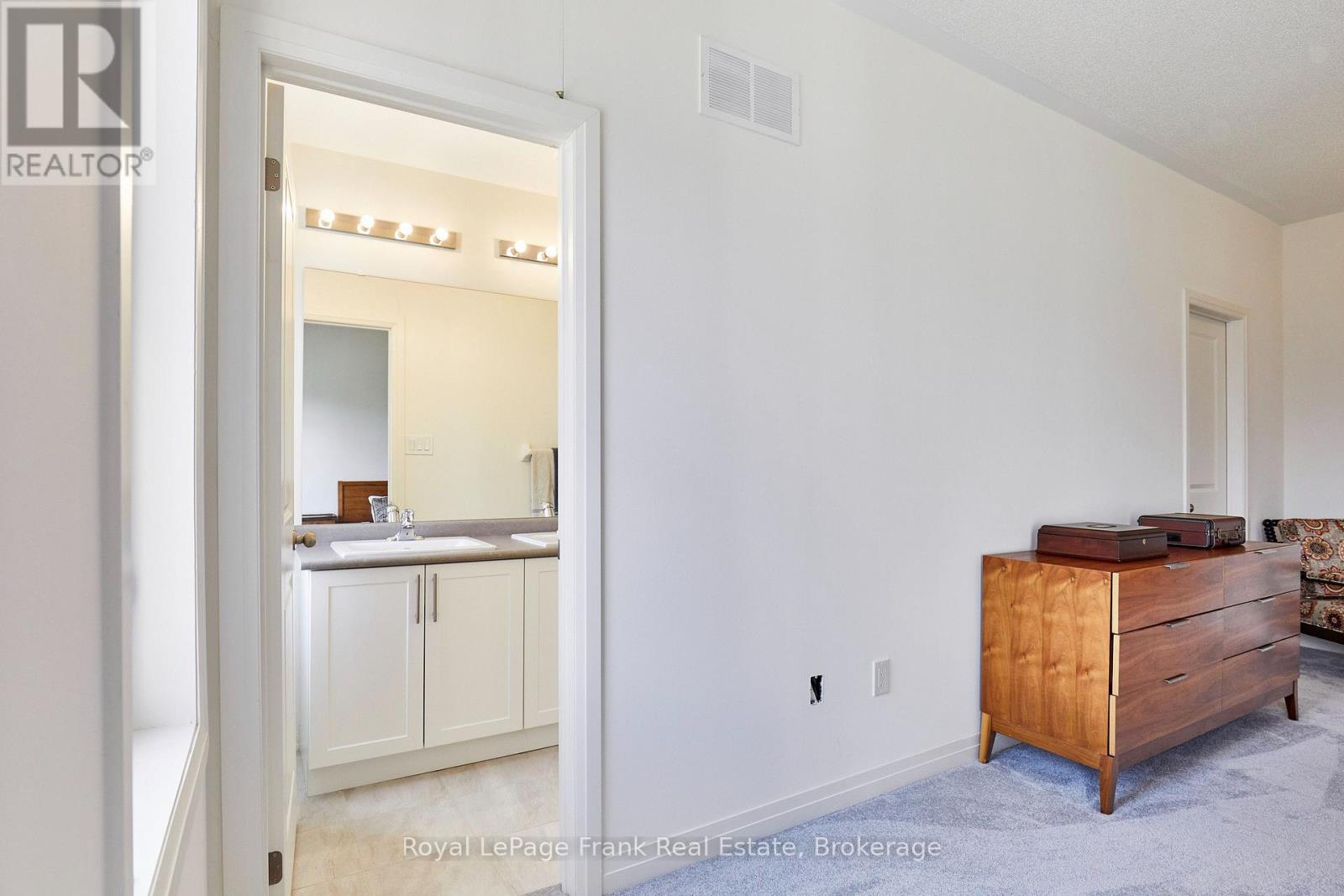 26 Clarington Boulevard Property Photo 15